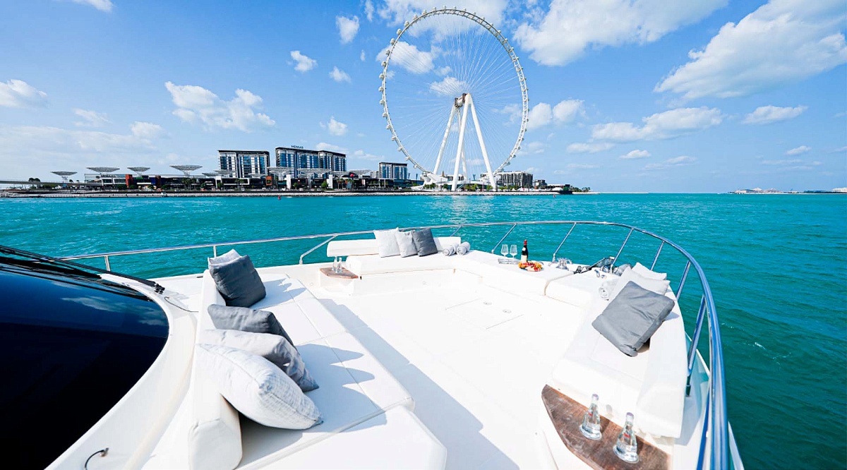 Аренда моторной яхты Ferretti 670 Bella 4 в Дубае, ОАЭ